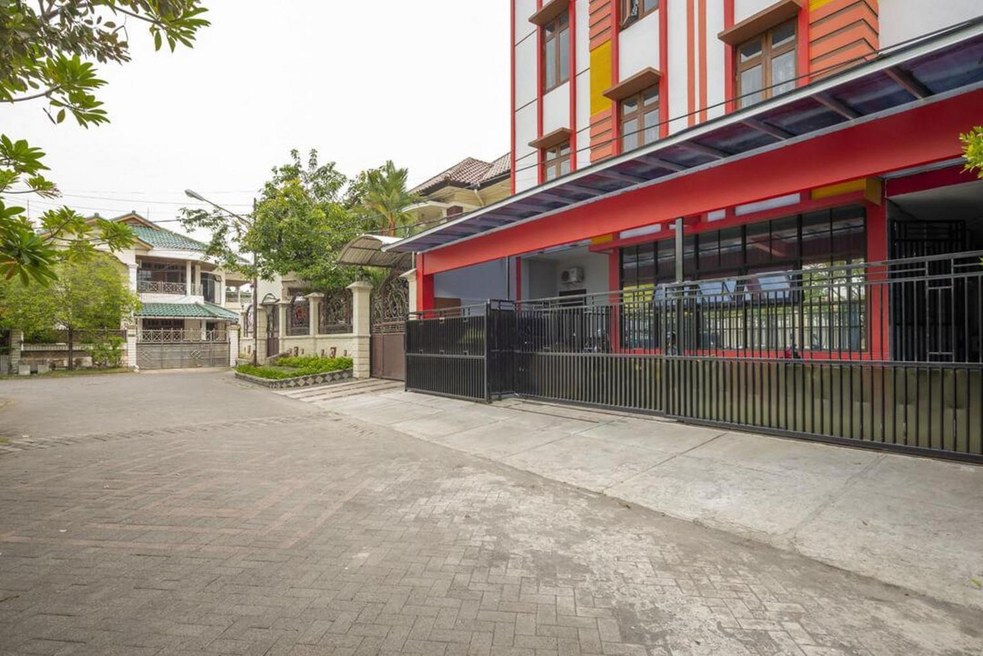 Reddoorz @ Jemursari Surabaya 2 Exteriör bild